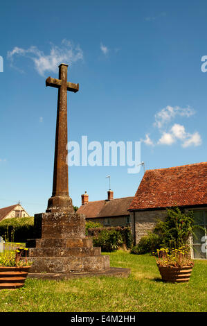 Il memoriale di guerra, maggiordomi Marston village, Warwickshire, Inghilterra, Regno Unito Foto Stock