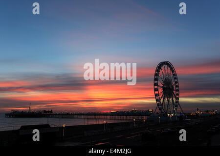 Grande ruota panoramica Ferris ride accanto al palazzo di Brighton Pier e Brighton & Hove, Sussex County, England, Regno Unito Foto Stock