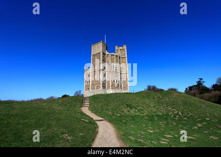 Vista estiva del normanno tenere il castello a Orford village, contea di Suffolk, East Anglia, Inghilterra. Foto Stock