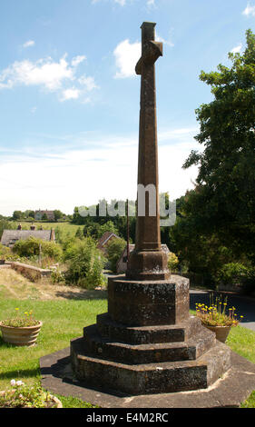 Il memoriale di guerra, maggiordomi Marston village, Warwickshire, Inghilterra, Regno Unito Foto Stock