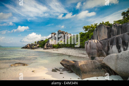 La squisita spiaggia con incredibili formazioni rocciose Foto Stock