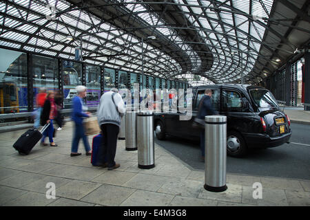 Lime Street, Liverpool, Merseyside, Regno Unito. 14 luglio 2014. Taxi Rank, TX4, tassicab, hackney Carriage, taxi e stazione ferroviaria Busy con Arrivi per Open Golf. L'aumento del traffico passeggeri è stato segnalato come visitatori a Liverpool e il Wirral arrrive per fare collegamenti per l'Open Golf a Hoylake questa settimana. La stazione di Hoylake si trova sulla 'Wirral Line' di Merseytravel in direzione di West Kirby, accessibile dall'atrio alla stazione ferroviaria di Liverpool Lime Street. Merseyrail è il mezzo preferito per i visitatori di arrivare al Campionato Foto Stock