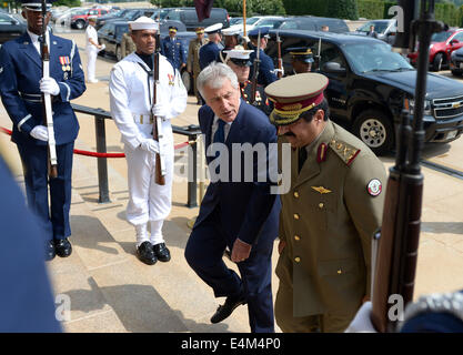 Washington, DC, Stati Uniti d'America. 14 Luglio, 2014. Stati Uniti Il Segretario della Difesa Chuck Hagel (L, centro) ospita un onore cordon al Qatar di benvenuto del Ministro di Stato per gli affari della difesa Hamad bin Ali Al Attiyah nel Pentagono, Washington DC, la capitale degli Stati Uniti, 14 luglio 2014. Credito: Yin Bogu/Xinhua/Alamy Live News Foto Stock