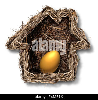 Home finanze e residenziale simbolo azionario come un nido di uccelli conformata come una casa di famiglia con un oro uovo dentro come una metafora per la pinna Foto Stock