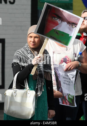 Falls Road e Divis Street, Belfast, Irlanda del Nord. Lunedì 14 Luglio 2014. Amici irlandesi di Palestina il supporto per la Striscia di Gaza come i palestinesi sono stati uccisi dopo che Israele ha iniziato offensivo durante la con la linea protesta nella parte occidentale di Belfast. Credito: Freddie Morbo di Parkinson/Alamy Live News Foto Stock