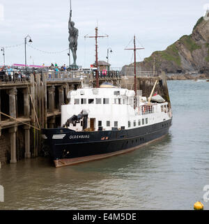 MV Oldenburg alimentazione e traghetti passeggeri che opera a Lundy isalnd nel canale di Bristol Inghilterra ormeggiato a fianco in Ilfra Foto Stock