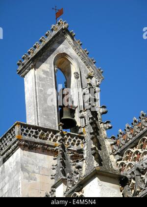 Un antico monastero Torre Campanaria la torre campanaria risale al XIV secolo in Portogallo. Foto Stock