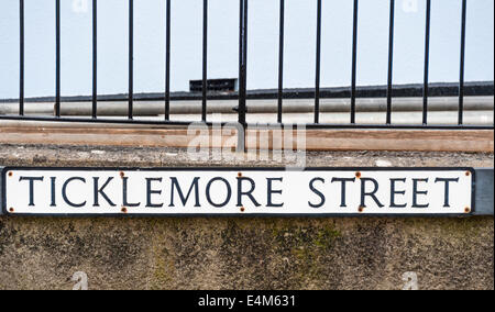 Un cartello stradale per Ticklemore Street a Totnes, Devon Foto Stock