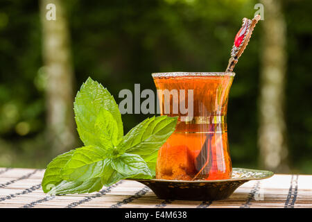 Arabo il tè alla menta è una tradizionale bevanda rinfrescante Foto Stock