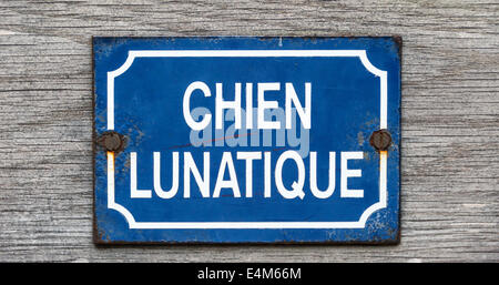 Un mad dog sign in francese e in stile tradizionale francese in smalto blu, ma postato sul cancello di una casa a Totnes, Devon Foto Stock