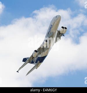 Farnborough, Hampshire, Regno Unito. 14 Luglio, 2014. L'Airbus A380 è un doppio ponte, wide-body, quattro-motore aereo jet fabbricato da Airbus. Esso è il più grande aereo di linea di passeggeri, e molti aeroporti hanno strutture adattate per ospitare la sua dimensione. Fu inizialmente chiamato Airbus A3XX e progettato per sfida di Boeing al monopolio di grandi aeromobili Credito: Niall Ferguson/Alamy Live News Foto Stock