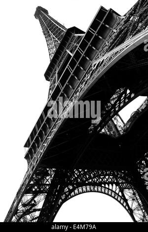 Torre Eiffel in elevato contratto in bianco e nero, Parigi, Francia Foto Stock