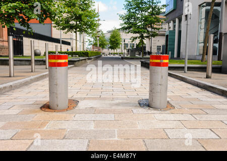 Azionati idraulicamente ad alta sicurezza bitte in salita impedendo i veicoli di procedere verso il basso una zona pedonale senza permesso. Foto Stock