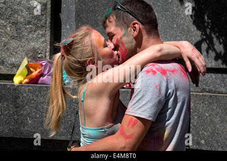 Mosca, Russia. 13 Luglio, 2014. Il festival dei colori 'COLORFEST" tenutosi a Mosca Credito: Nikolay Vinokurov/Alamy Live News Foto Stock