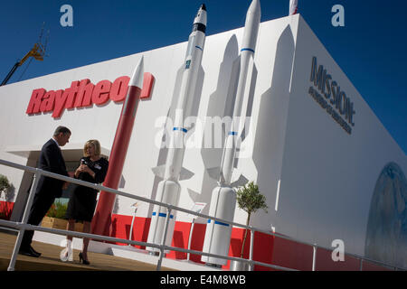 Produttore di difesa Raytheon stand al salone di Farnborough, Inghilterra. Raytheon Company è una società di tecnologia e innovazione leader specializzato in materia di difesa e di protezione civile e i mercati di tutto il mondo. Con una storia di innovazione spanning 92 anni, Raytheon fornisce allo stato dell'arte elettronica, missione di integrazione dei sistemi e di altre funzionalità nelle aree di rilevamento; effetti; e comando, controllo, comunicazioni e sistemi di intelligence. Foto Stock