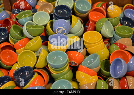 Un display a colori di piccole ciotole in vendita presso il pesce di Eddy store su Broadway in Manhattan, New York City Foto Stock