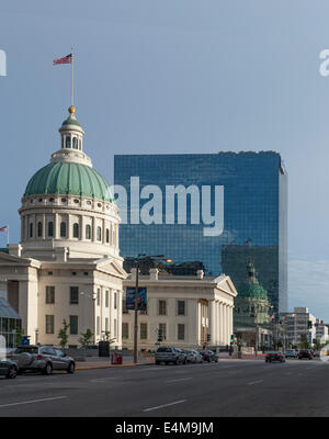 A cupola verde corte camera edificio di St Louis nel Missouri con riflessi della cupola in un edificio della banca Foto Stock