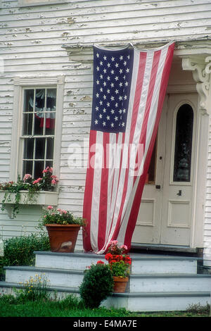 Bandiera appesa sopra una porta nel Rockport, Maine Foto Stock