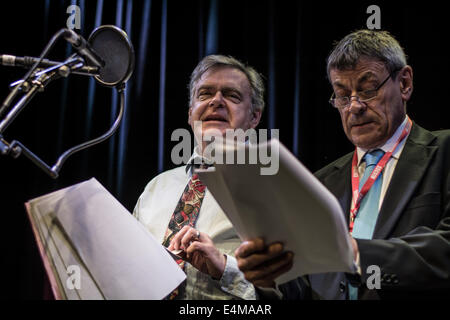 La registrazione della BBC Radio 4's "Missing Hancocks' interpretato da Kevin McNally. BBC Broadcasting House, Radio Theatre, Primavera 2014 Foto Stock