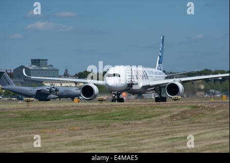 Farnborough, Hampshire, Regno Unito. 14 Luglio, 2014. Un Airbus A350 esegue durante il Farnborough Airshow internazionale del Media Day, lunedì 14 luglio 2014 Credit: Heloise/Alamy Live News Foto Stock