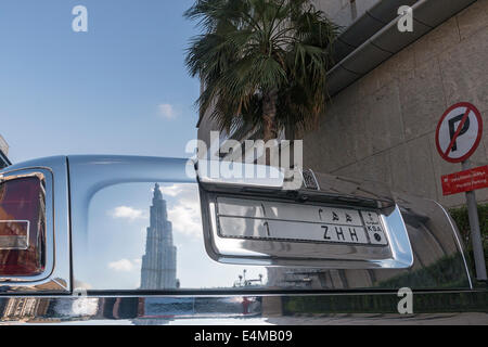 Il Burj Khalifa, edificio più alto del mondo, riflesso nel cromato Rolls Royce Foto Stock