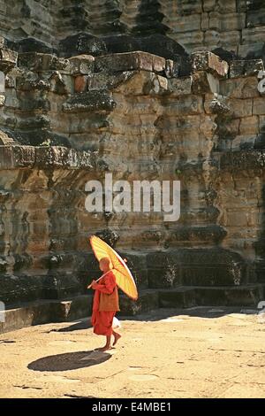 Monaco buddista in tunica arancione camminando in Angkor Wat in Cambogia Foto Stock