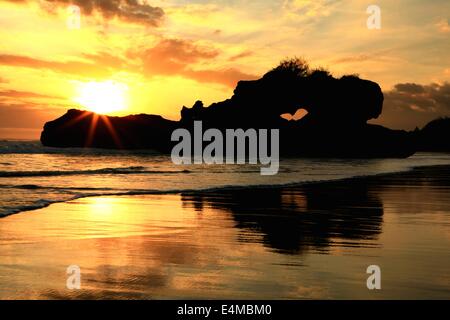 Tramonto su Yeh Gangga beach nei pressi di Tabanan a Bali, in Indonesia Foto Stock