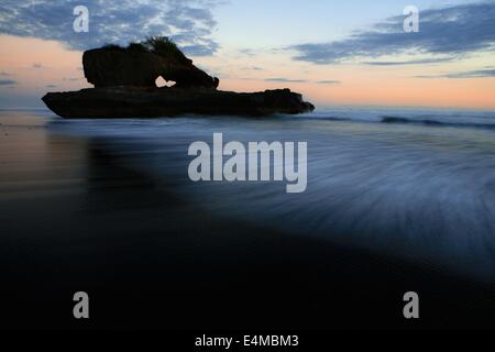 Tramonto su Yeh Gangga beach nei pressi di Tabanan a Bali, in Indonesia Foto Stock