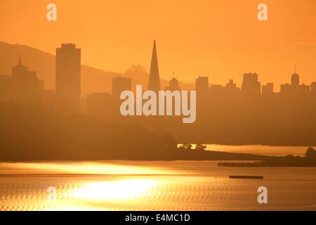 Silhouette della skyline di San Francisco dal East Bay hills Foto Stock