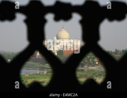 Taj Mahal visto dal Red Fort di Agra, India Foto Stock