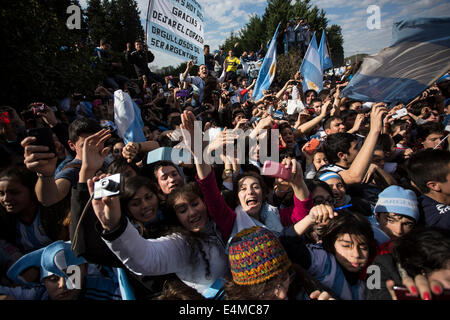 Ezeiza, Argentina. 14 Luglio, 2014. Ventole Argentina rally di accogliere la loro squadra nazionale di calcio al momento del loro arrivo nella città di Ezeiza, Argentina, il 14 luglio 2014. Squadra Nazionale Argentina Il restituito dopo che ha vinto l'ARGENTO NEI 2014 FIFA World Cup Brasile. Credito: Martin Zabala/Xinhua/Alamy Live News Foto Stock