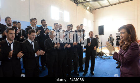 Ezeiza, Argentina. 14 Luglio, 2014. Il presidente argentino Cristina Fernandez (R) cheers per l'Argentina la nazionale di calcio al calcio argentino (Associazione AFA, per il suo acronimo in spagnolo), nella città di Ezeiza, Argentina, il 14 luglio 2014. Squadra Nazionale Argentina Il restituito dopo che ha vinto l'ARGENTO NEI 2014 FIFA World Cup Brasile. Credito: TELAM/Xinhua/Alamy Live News Foto Stock