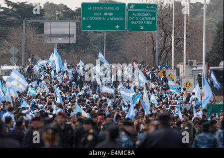 Ezeiza, Argentina. 14 Luglio, 2014. Ventole Argentina rally di accogliere la loro squadra nazionale di calcio al momento del loro arrivo, vicino al Argentine Football Association (AFA, la sua sigla in spagnolo), nella città di Ezeiza, Argentina, il 14 luglio 2014. Squadra Nazionale Argentina Il restituito dopo che ha vinto l'ARGENTO NEI 2014 FIFA World Cup Brasile. Credito: Martin Zabala/Xinhua/Alamy Live News Foto Stock