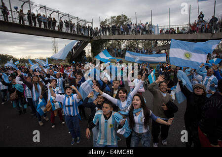 Ezeiza, Argentina. 14 Luglio, 2014. Ventole Argentina rally di accogliere la loro squadra nazionale di calcio al momento del loro arrivo nella città di Ezeiza, Argentina, il 14 luglio 2014. Squadra Nazionale Argentina Il restituito dopo che ha vinto l'ARGENTO NEI 2014 FIFA World Cup Brasile. Credito: Martin Zabala/Xinhua/Alamy Live News Foto Stock