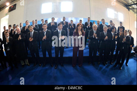 Ezeiza, Argentina. 14 Luglio, 2014. Il presidente argentino Cristina Fernandez (C) pone con Argentina la nazionale di calcio al calcio argentino (Associazione AFA, per il suo acronimo in spagnolo), nella città di Ezeiza, Argentina, il 14 luglio 2014. Squadra Nazionale Argentina Il restituito dopo che ha vinto l'ARGENTO NEI 2014 FIFA World Cup Brasile. Credito: TELAM/Xinhua/Alamy Live News Foto Stock