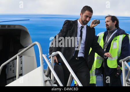 Ezeiza, Argentina. 14 Luglio, 2014. Gonzalo Higuain (anteriore) della Squadra Nazionale Argentina Il, scende del piano del Ministro Pistarini International Airport, nella città di Ezeiza, Argentina, il 14 luglio 2014. Squadra Nazionale Argentina Il restituito dopo che ha vinto l'ARGENTO NEI 2014 FIFA World Cup Brasile. Credito: Leonardo Zavattaro/TELAM/Xinhua/Alamy Live News Foto Stock