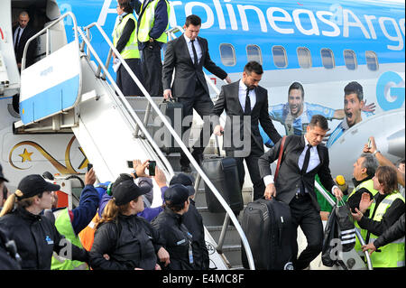 Ezeiza, Argentina. 14 Luglio, 2014. Lionel Messi (superiore), Ezequiel Lavezzi (C) e Martin DEMICHELIS (fondo) della Squadra Nazionale Argentina Il discendere del piano del Ministro Pistarini International Airport, nella città di Ezeiza, Argentina, il 14 luglio 2014. Squadra Nazionale Argentina Il restituito dopo che ha vinto l'ARGENTO NEI 2014 FIFA World Cup Brasile. Credito: Leonardo Zavattaro/TELAM/Xinhua/Alamy Live News Foto Stock