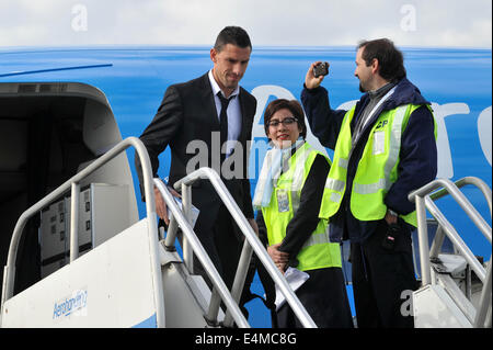 Ezeiza, Argentina. 14 Luglio, 2014. Maxi Rodriguez (L) della Squadra Nazionale Argentina Il discendente del piano del Ministro Pistarini International Airport, nella città di Ezeiza, Argentina, il 14 luglio 2014. Squadra Nazionale Argentina Il restituito dopo che ha vinto l'ARGENTO NEI 2014 FIFA World Cup Brasile. Credito: Leonardo Zavattaro/TELAM/Xinhua/Alamy Live News Foto Stock