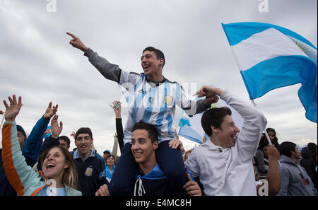 Ezeiza, Argentina. 14 Luglio, 2014. Ventole Argentina rally di accogliere la loro squadra nazionale di calcio al momento del loro arrivo nella città di Ezeiza, Argentina, il 14 luglio 2014. Squadra Nazionale Argentina Il restituito dopo che ha vinto l'ARGENTO NEI 2014 FIFA World Cup Brasile. Credito: Martin Zabala/Xinhua/Alamy Live News Foto Stock