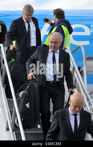 Ezeiza, Argentina. 14 Luglio, 2014. L'allenatore della Squadra Nazionale Argentina Il Alejandro Sabella (C) discende del piano del Ministro Pistarini International Airport, nella città di Ezeiza, Argentina, il 14 luglio 2014. Squadra Nazionale Argentina Il restituito dopo che ha vinto l'ARGENTO NEI 2014 FIFA World Cup Brasile. Credito: Leonardo Zavattaro/TELAM/Xinhua/Alamy Live News Foto Stock