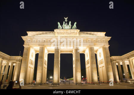 Germania, Berlino Mitte, la Porta di Brandeburgo in Pariser Platz illuminata di notte. Foto Stock