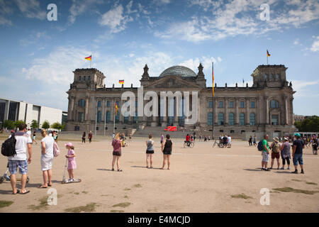 Germania, Berlino Mitte, Edificio del Reichstag con cupola in vetro deisgned da Norman Foster. Foto Stock