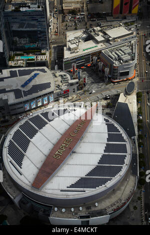 Staples Center e Nokia Plaza, il centro cittadino di Los Angeles, California, Stati Uniti d'America - aerial Foto Stock