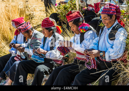 Puno, Perù - Luglio 25, 2013: gli uomini la tessitura nelle Ande peruviane a Taquile isola a Puno a luglio 25th, 2013. Foto Stock