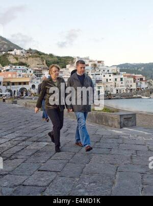 FILE - Un archivio foto datata 14 aprile 2014 mostra il Cancelliere tedesco Angela Merkel e il marito Joachim Sauer facendo una passeggiata in Sant'Angelo d'Ischia, Italia. Merkel spire 60 il 17 luglio 2014. Foto: CIRO FUSCO/dpa Foto Stock