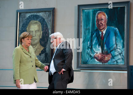 FILE - Un archivio foto datata 11 giugno 2014 mostra il Cancelliere tedesco Angela Merkel e il ministro degli Esteri tedesco Frank-Walter Steinmeier parlando davanti di ritratti di Merkel dei predecessori Schroeder (L) e Kohl durante un ricevimento del Corpo Diplomatico presso la cancelleria federale a Berlino, Germania. Merkel spire 60 il 17 luglio 2014. Foto: Bernd von Jutrczenka/dpa Foto Stock