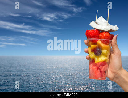 Cocktail di frutta fresca, mare ​​and sky in background Foto Stock