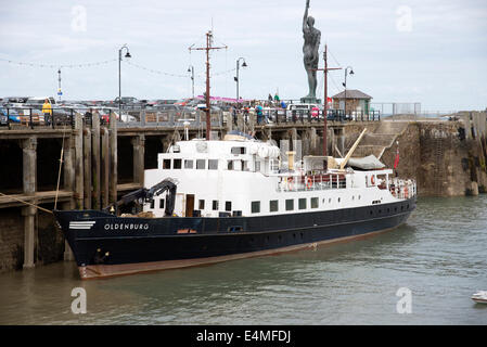 MV Oldenburg alimentazione e traghetti passeggeri che opera a Lundy isalnd nel canale di Bristol Inghilterra ormeggiato a fianco in Ilfra Foto Stock