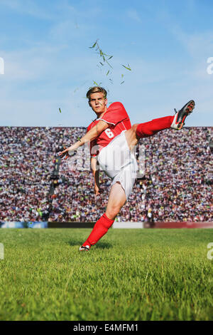 Giocatore di calcio calci Foto Stock