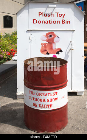 Peluche Toy donation bin al Calgary Stampede, per donazioni di giocattoli vinti in giochi di carnevale a metà strada. Foto Stock